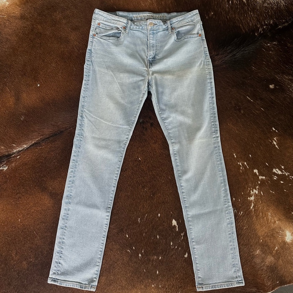 Men’s American Eagle light wash denim jeans! Slim/skinny fit, amazing condition.